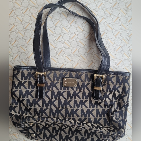 Michael Kors monogram logo shoukder tote bag - Picture 2 of 3